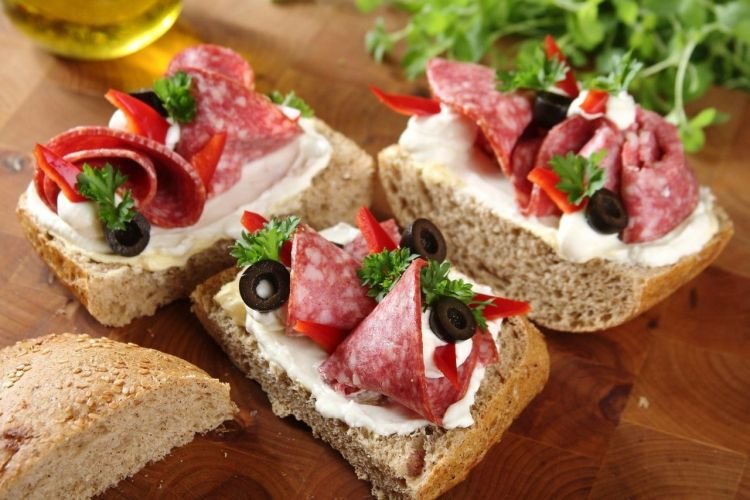 Бутерброды с копченой колбасой