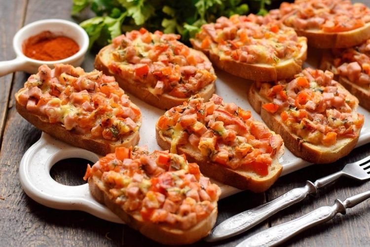 Бутерброды с колбасой и огурцами