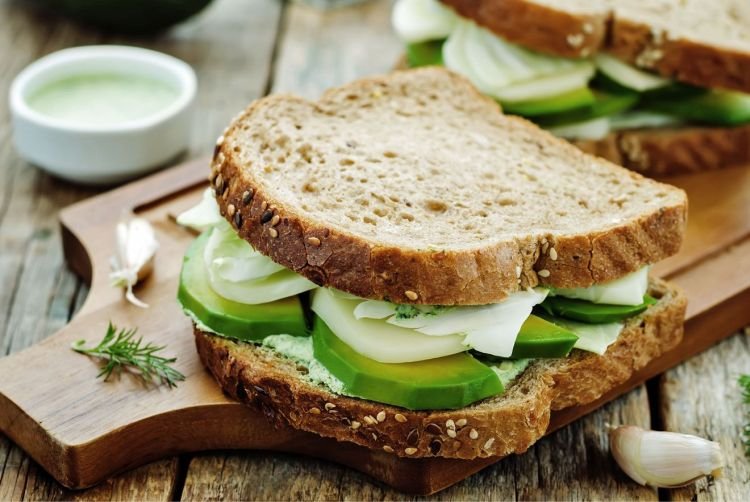 Бутерброды с колбасой и авокадо