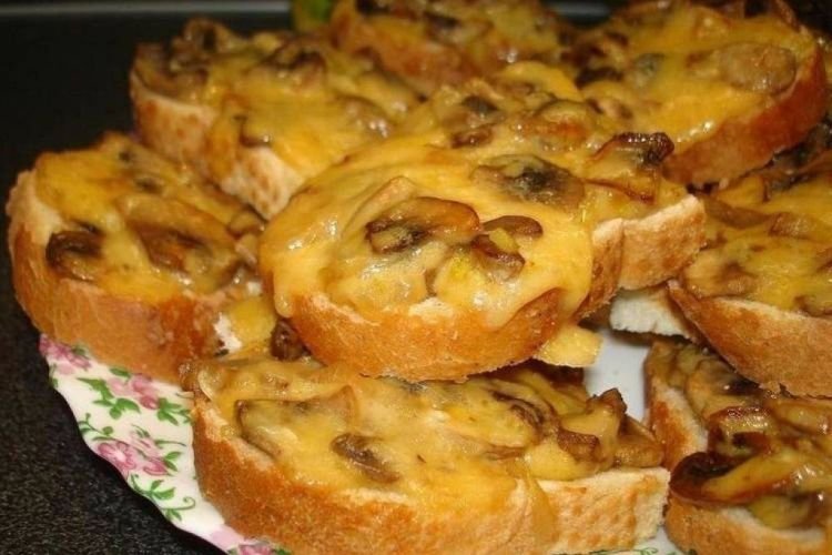 Бутерброды с колбасой и грибами