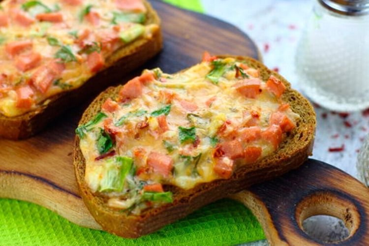 Бутерброды с колбасой и маринованными огурцами