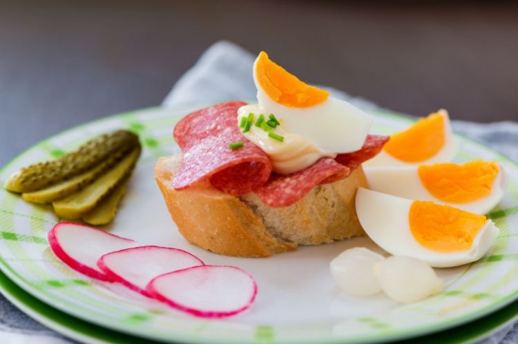 Бутерброды с колбасой и яйцами