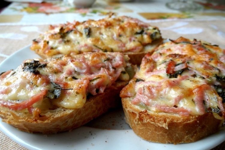 Горячие бутерброды с колбасой в духовке