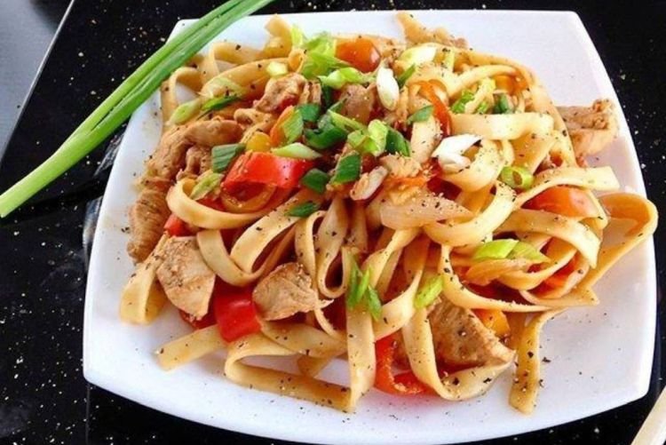 Удон с курицей и цукини