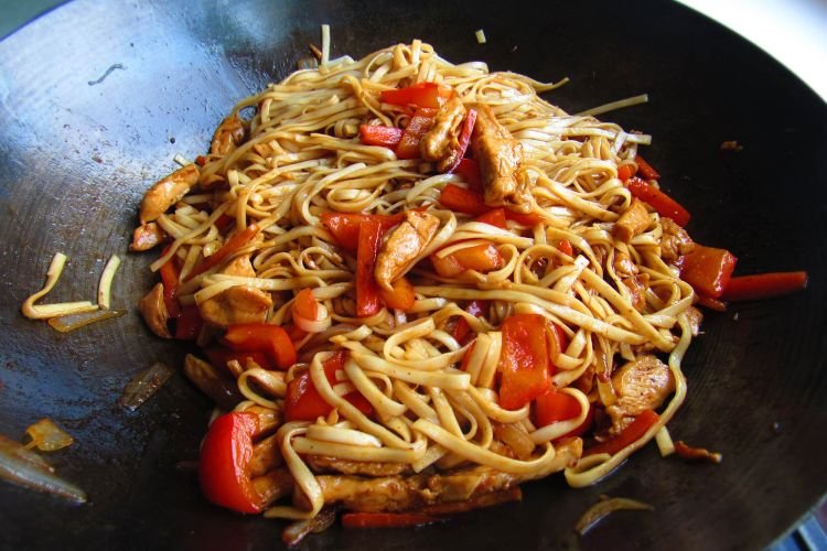 Удон с курицей и соусом терияки