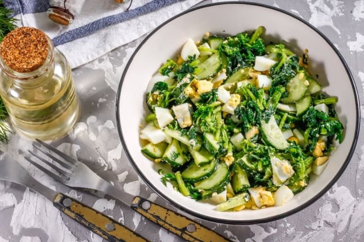 Салат из крапивы и капусты