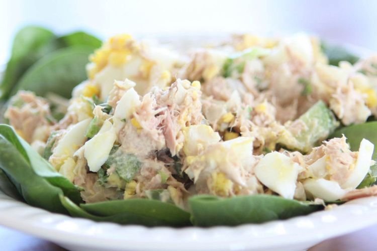 Низкоуглеводный салат с тунцом