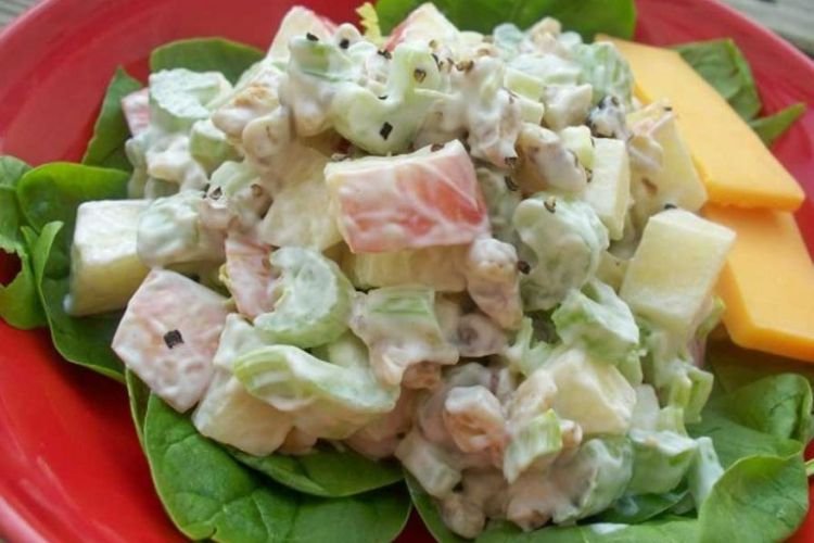 Салат с сельдереем и хлебцами