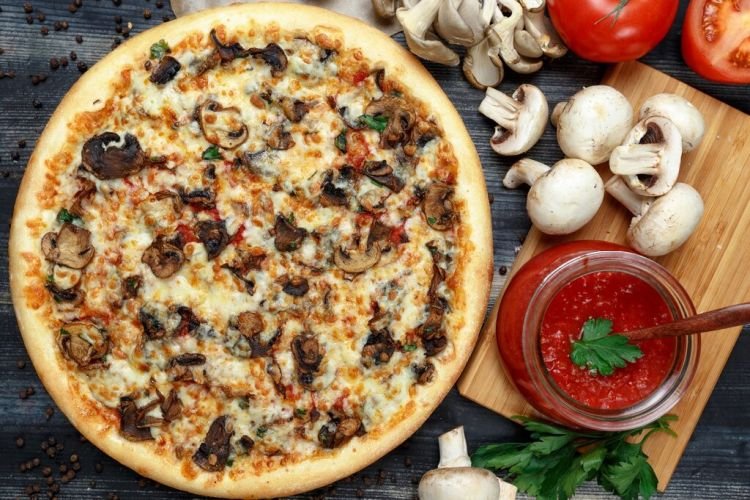 Пицца с курицей и грибами