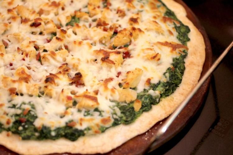 Пицца с курицей и шпинатом