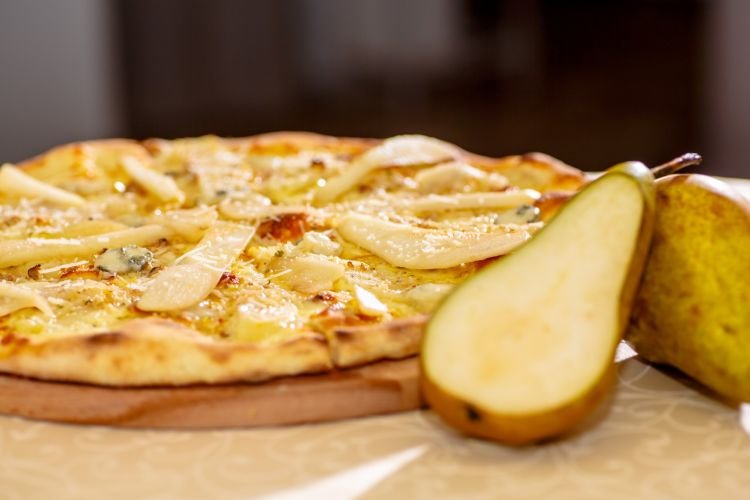 Пицца с курицей и грушей