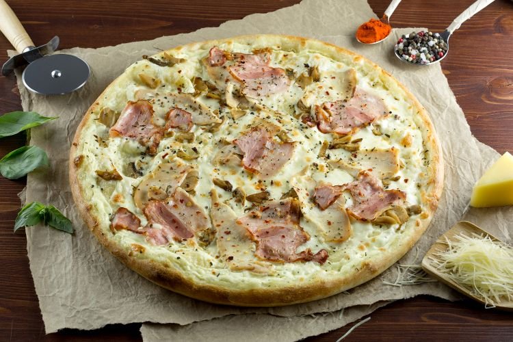 Пицца с курицей и беконом