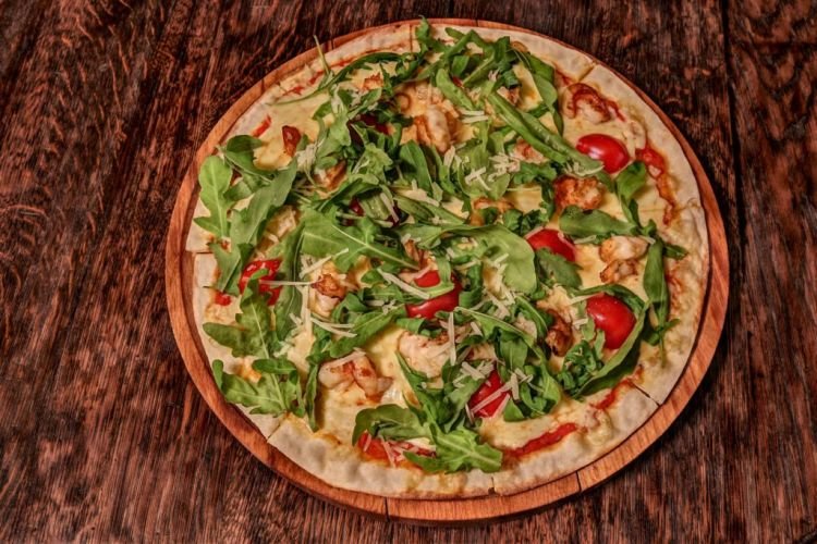 Пицца с курицей и рукколой