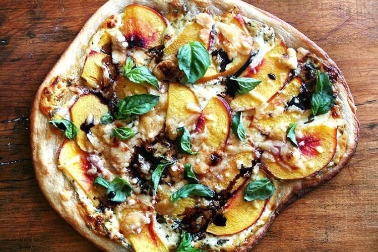 Пицца с курицей и персиками