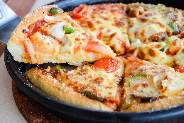 Пицца с курицей на сковороде