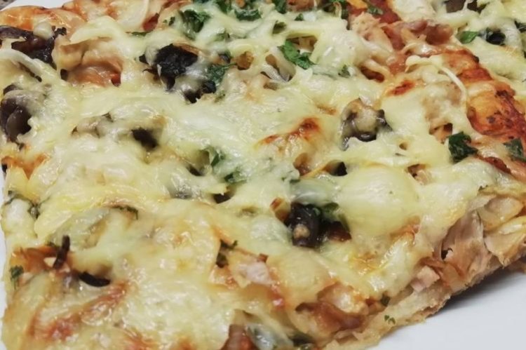 Пицца с курицей на слоеном тесте