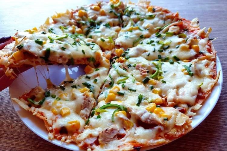 Пицца из лаваша с кукурузой и зеленым горошком