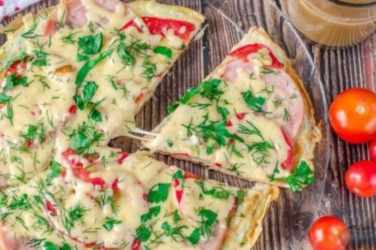 Пицца из лаваша с колбасой