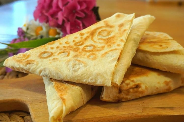 Конвертики из лаваша с лососем