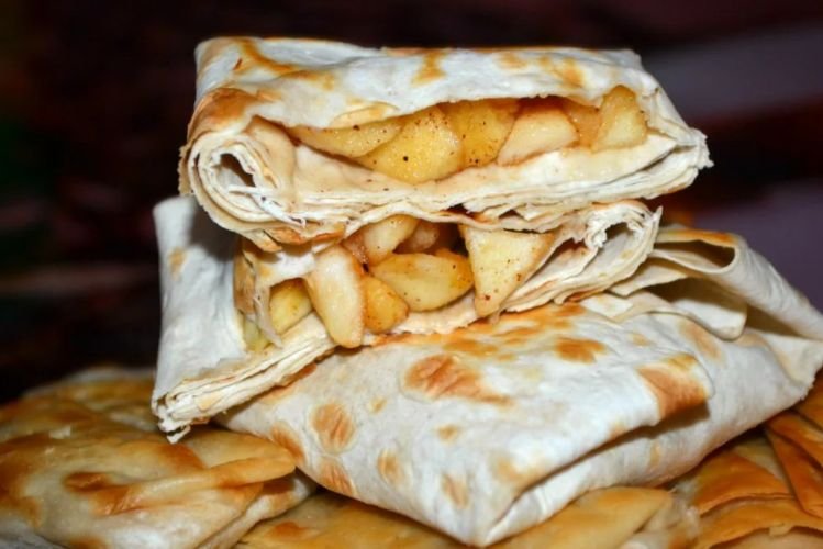 Конвертики из лаваша с яблоками