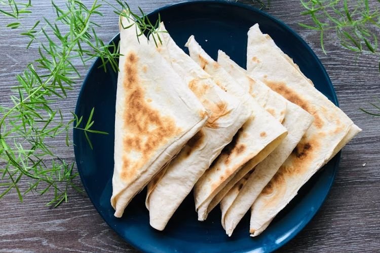 Конвертики из лаваша с тунцом