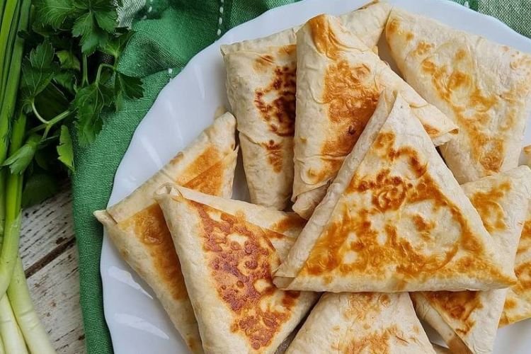 Конвертики из лаваша с сосисками и помидорами