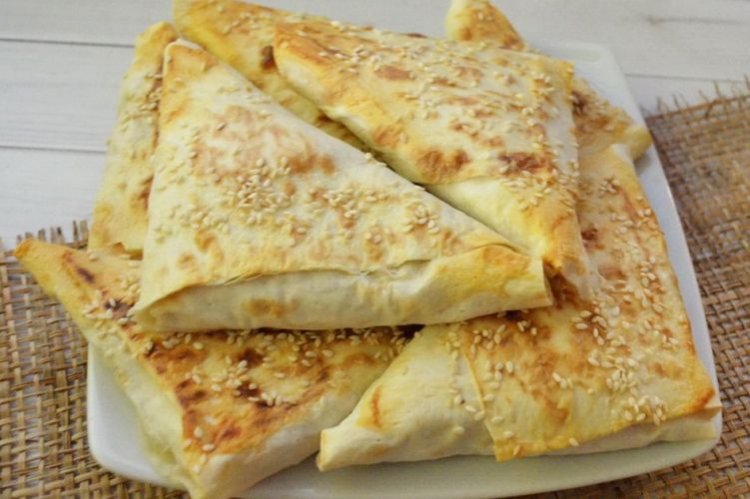 Конвертики из лаваша с курицей и ананасами