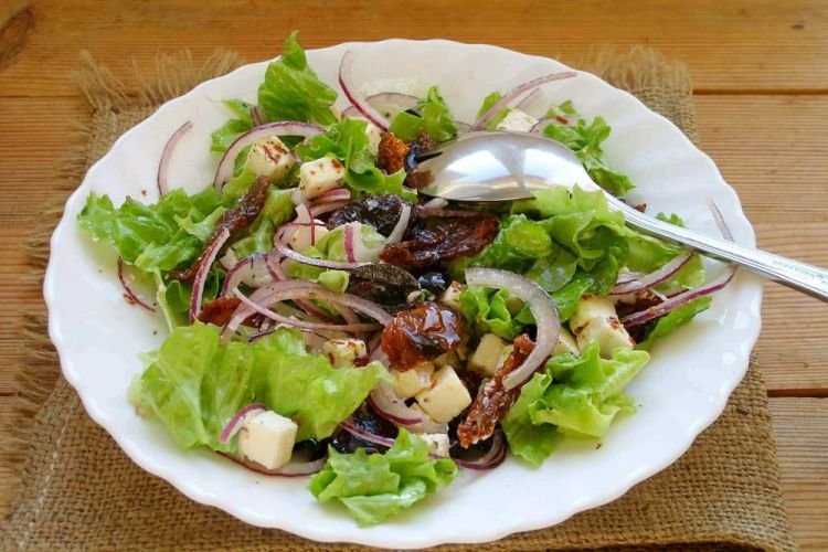 Салат с курицей и вялеными помидорами