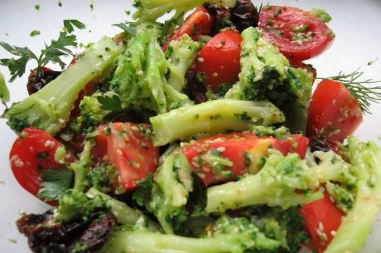 Салат с вялеными помидорами и брокколи