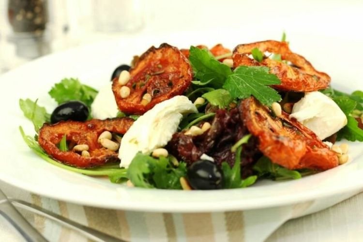 Салат с вялеными помидорами и беконом