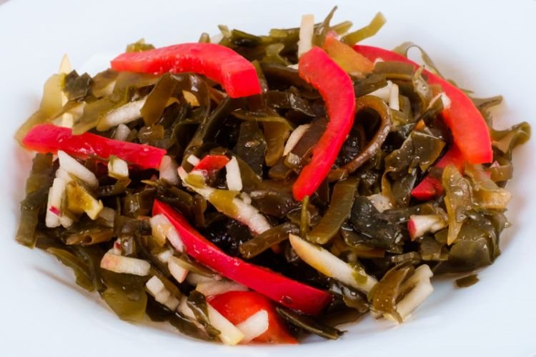 Салат с морской капустой и вялеными помидорами