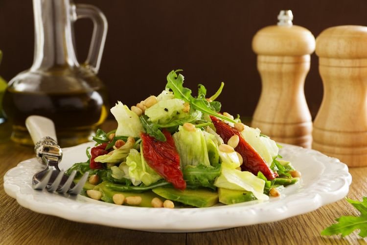 Салат с вялеными помидорами и ананасами