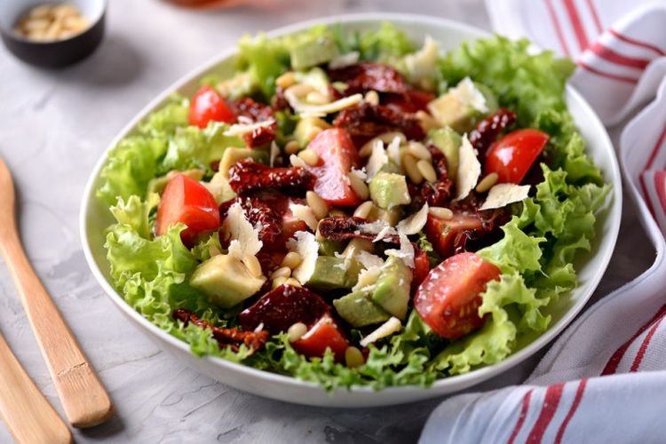 Салат с авокадо и вялеными помидорами