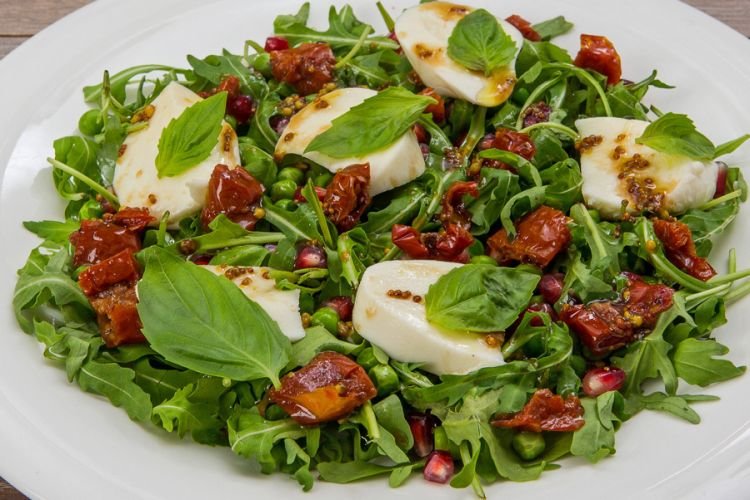 Салат с вялеными помидорами и моцареллой