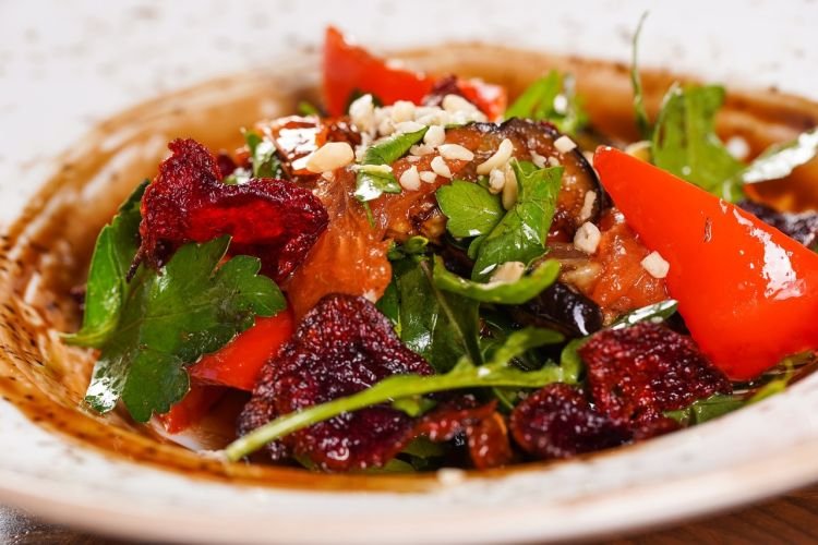 Салат с вялеными помидорами и баклажанами