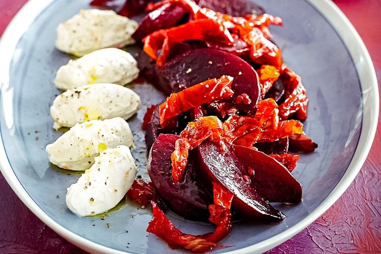 Салат со свеклой и вялеными помидорами