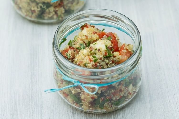 Салат с вялеными помидорами и киноа