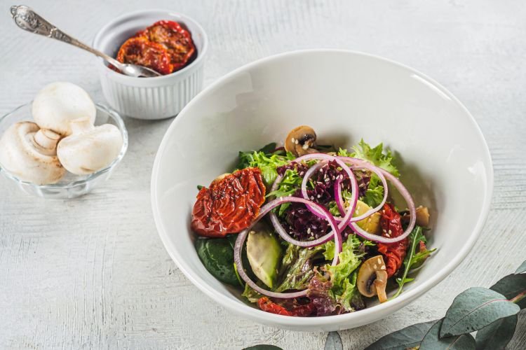 Салат из шампиньонов с вялеными помидорами