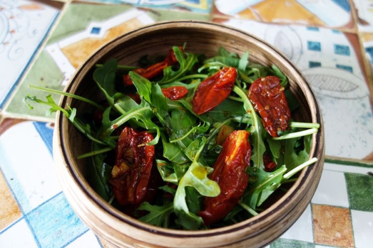 Салат с вялеными помидорами и рукколой