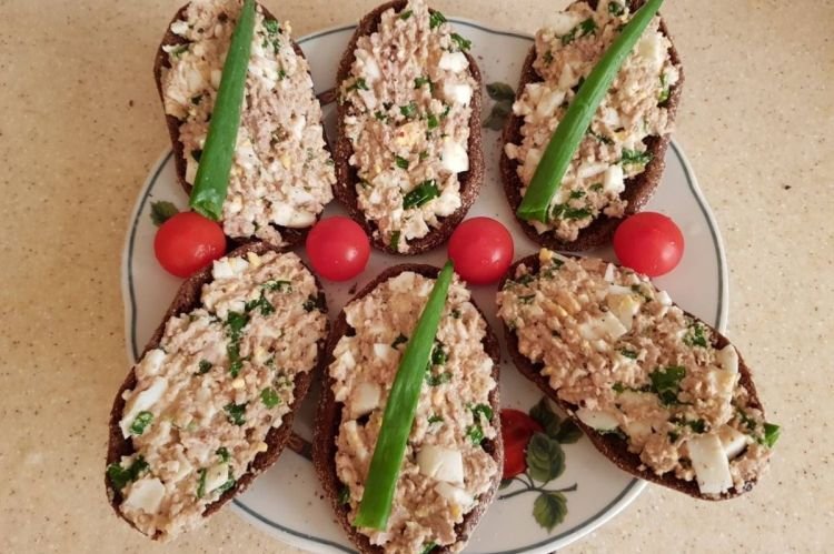 Бутерброды с печенью трески и яйцами