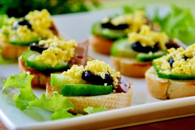 Бутерброды с печенью трески и оливками