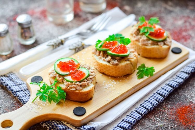 Бутерброды с печенью трески и красной икрой
