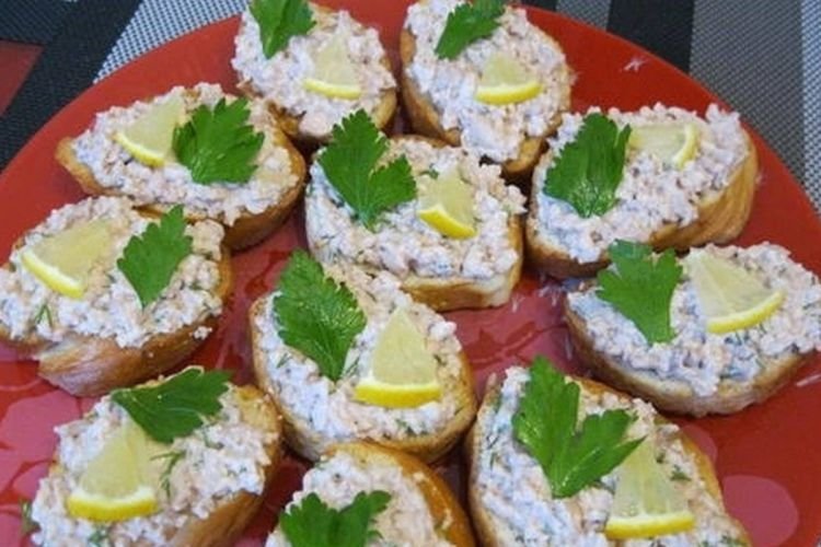 Бутерброды с печенью трески и лимоном