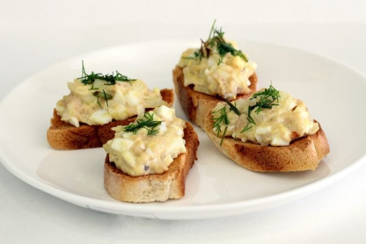 Бутерброды с печенью трески и яблоком