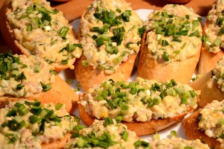 Бутерброды с печенью трески и зеленым луком