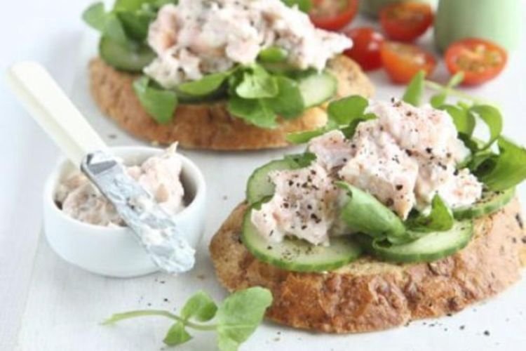 Бутерброды с огурцами и печенью трески