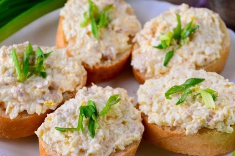 Бутерброды с печенью трески и сливочным сыром