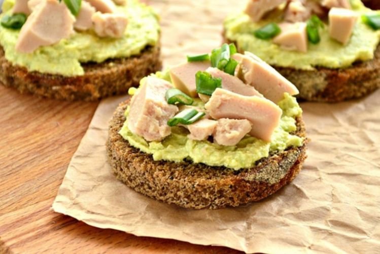 Бутерброды с печенью трески и авокадо