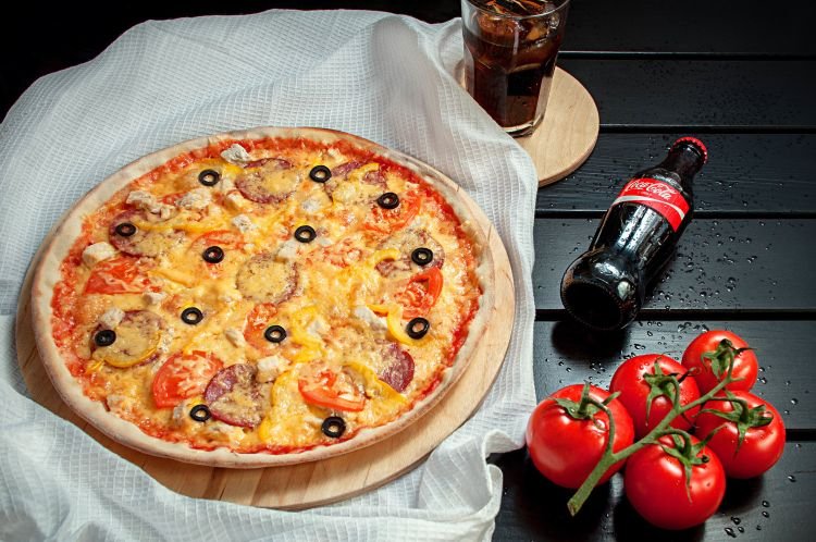 Пицца с колбасой и фетой