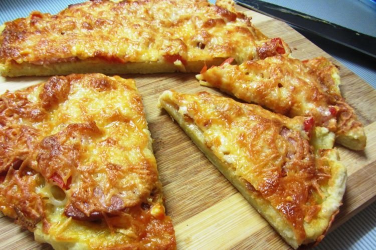 Пицца с колбасой и картошкой